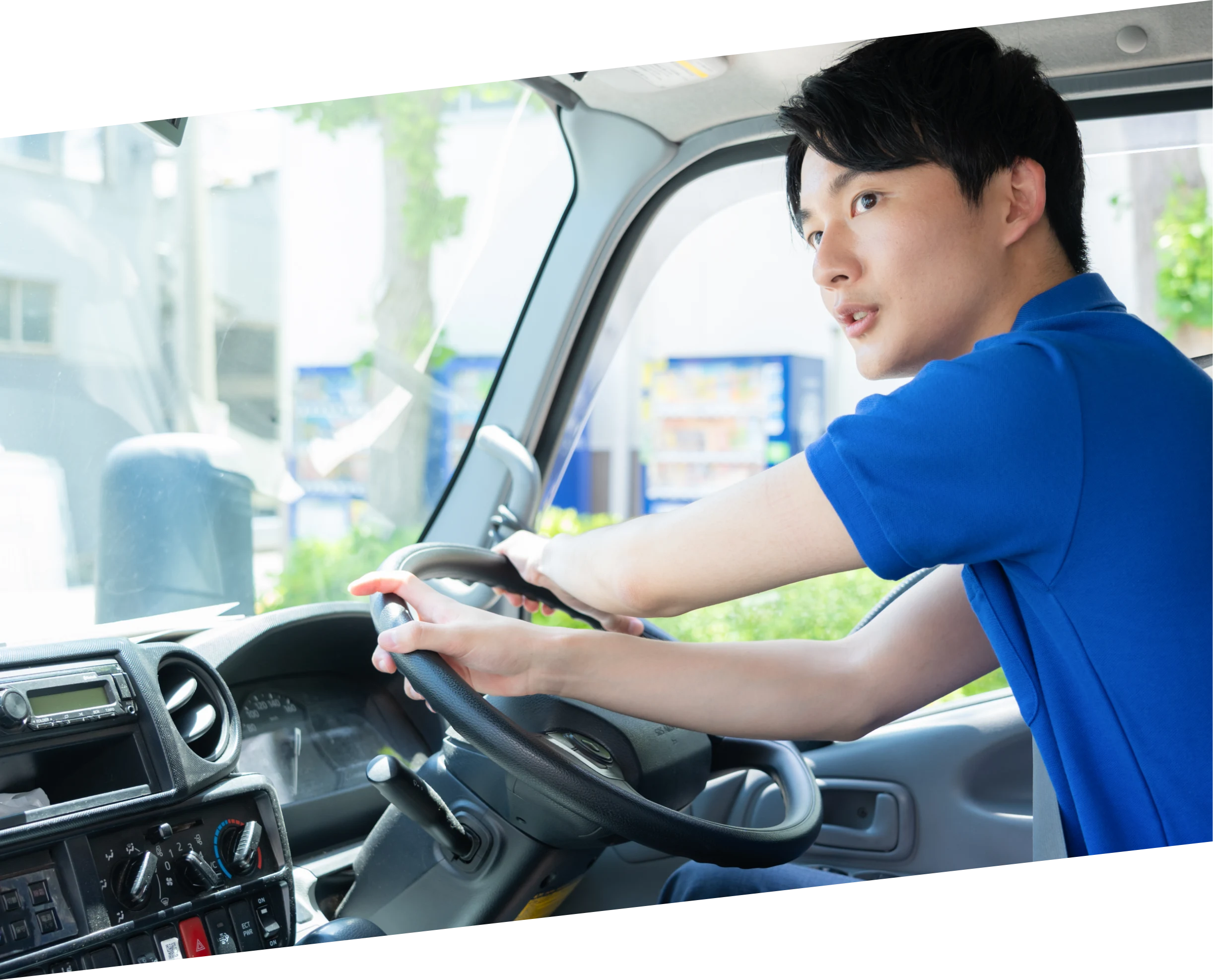 トラックの運転席で働くサカシードのドライバー