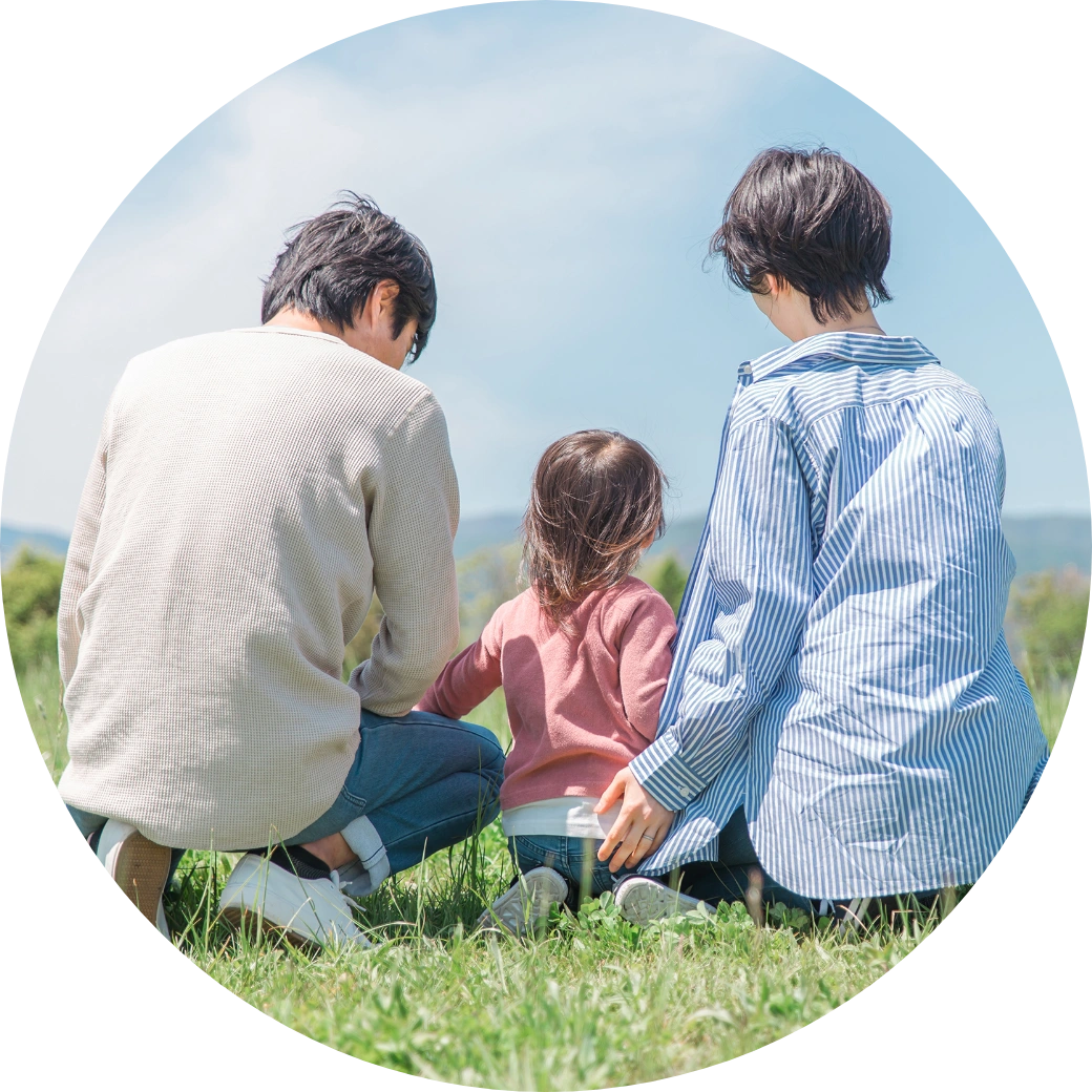 屋外で過ごす家族