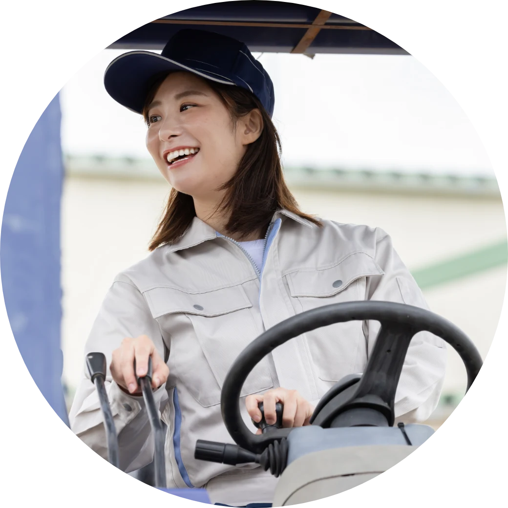 フォークリフトを運転する女性