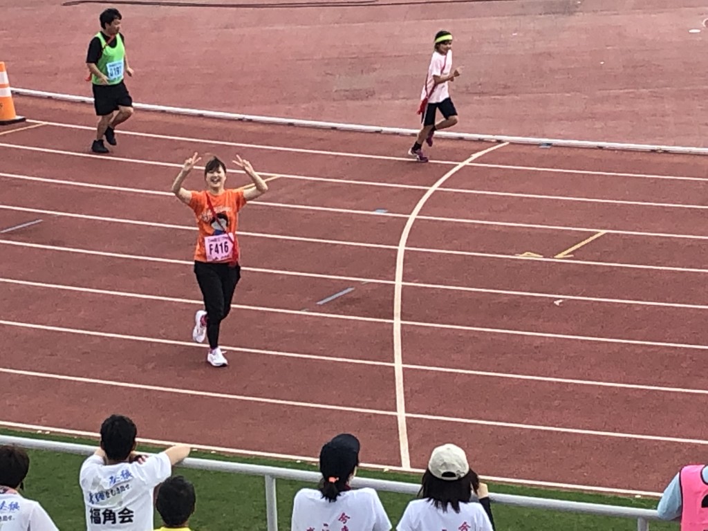走ってます
